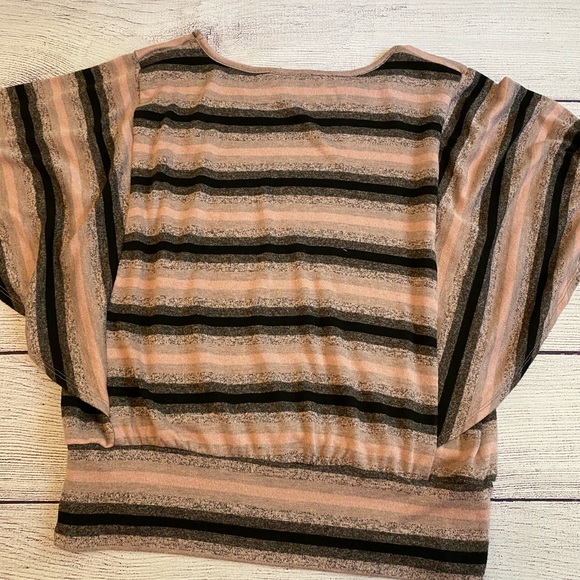 Pink and dark grey flutter top/thin sweater - Picture 5 of 6